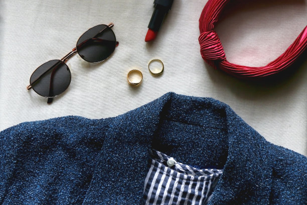 蓝色夹克，衬衫和各种配件图片下载