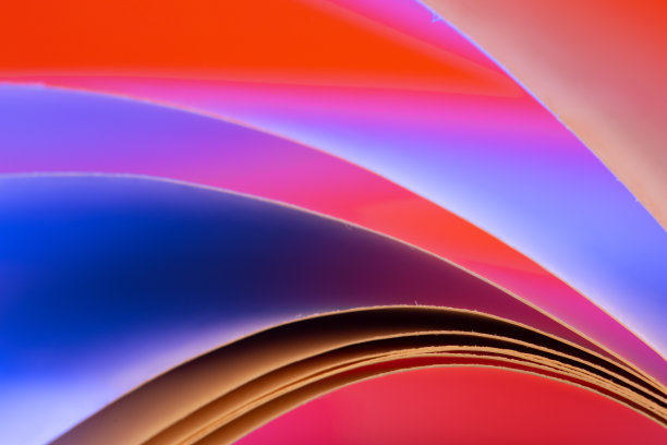 打开书关闭微距照片。智慧教育理念。爱阅读。90年代复古霓虹灯图片下载