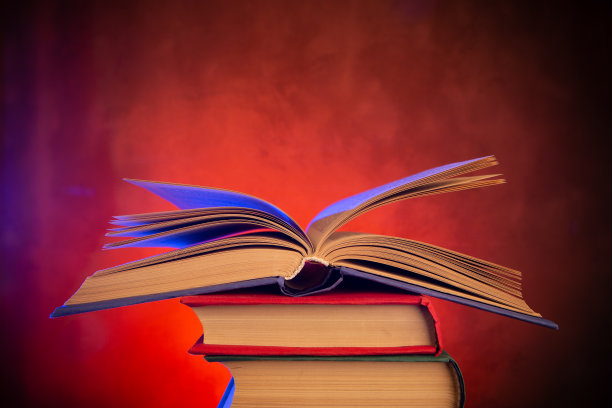 智慧教育理念。书放在桌上，爱读书。90年代复古霓虹灯图片下载