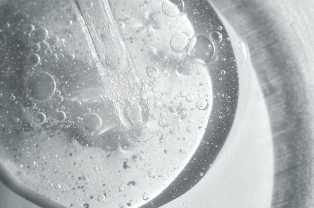 人体护理用化妆品实验室研究与开发。培养皿中的透明化妆品凝胶。特写-凝胶的结构。图片下载