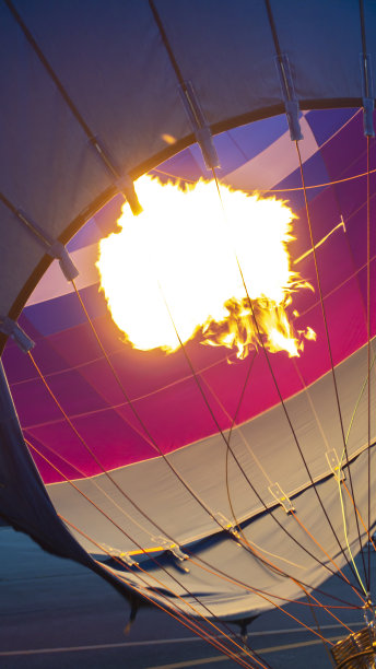 彩色热气球与火焰在黑暗的天空，近距离观察图片下载