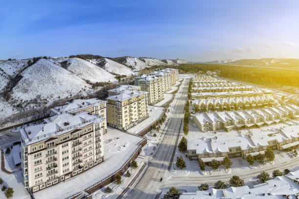 俄罗斯克拉斯诺亚尔斯克，2022年2月19日:在西伯利亚针叶林附近的山脚下的河岸上，新的住宅综合体incom pines、精英住宅区、住宅和联排别墅图片下载