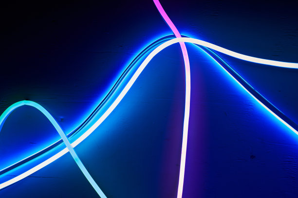 霓虹灯发光的线。抽象的背景。霓虹曲线色管图片下载