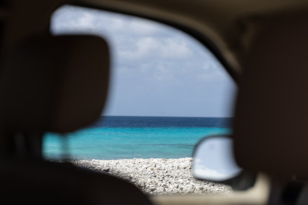 从车里可以看到蔚蓝的大海。图片下载