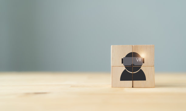 VR虚拟现实眼镜的未来技术概念。未来的小工具，在线教育，学习，视频游戏，商业可视化。木制立方体与VR图标，灰色背景，复制空间。图片下载