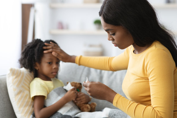 忧心忡忡的非洲裔美国母亲正在检查她生病的女婴的体温图片下载