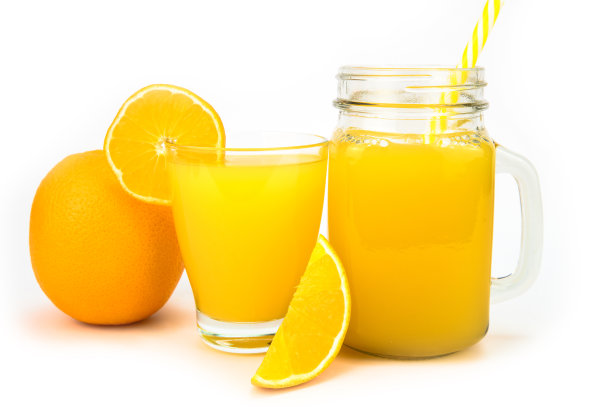 一罐有吸管的橙汁，一杯有橘子片的橙汁图片下载