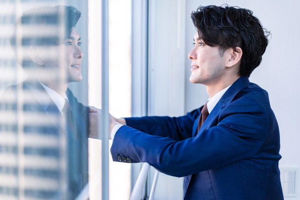 男性高级员工在办公室放松图片下载