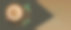 在黑暗的背景下，一杯热咖啡和咖啡豆的全景。前视图。平的。图片下载