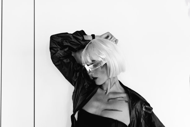 赛博朋克风格的时尚未来派金发女郎。照片有颗粒，噪音的效果图片下载