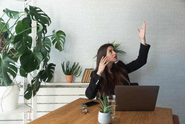 一名年轻女子在装修房子时为了不听到邻居公寓里的噪音而大喊大叫，因为噪音她无法使用笔记本电脑工作或准备学校考试图片下载
