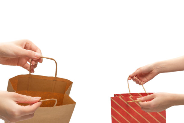 女人手中的纸袋孤立在白色的背景上。图片下载