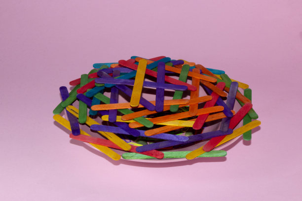 粉红色背景上的彩色木棒看起来就像漂浮在太空飞船上图片下载