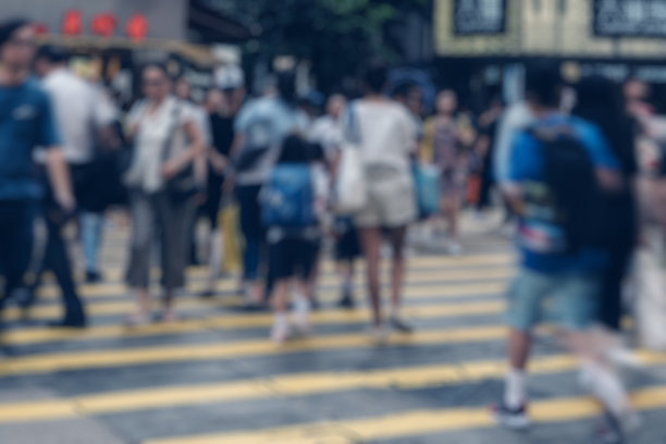模糊抽象背景下的香港街头行人图片下载