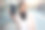 阿拉伯女商人拿着电话。专注于手机图片下载