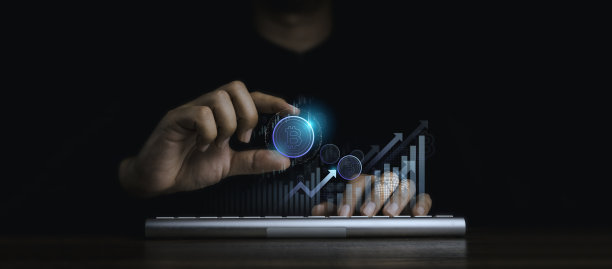 加密货币、比特币、商业和技术背景。商人手中的蓝色虚拟数字比特币，黑色背景上有上升箭头和上升趋势增长图，具有未来主义的概念。图片下载