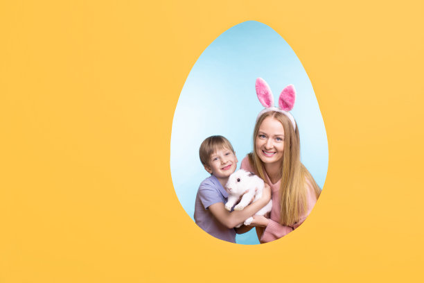 复活节贺卡，可爱的小男孩和他的妈妈抱着可爱的兔子图片下载