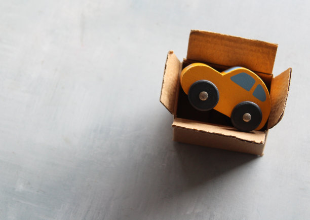 赠送和接收礼物的概念。玩具车在打开的盒子里图片下载