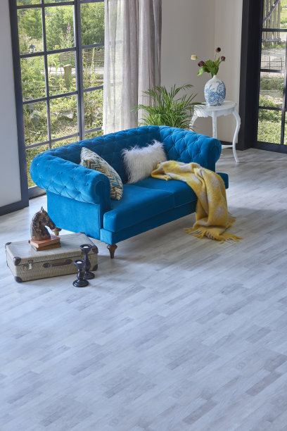 地毯家居风格与蓝色沙发拼花地板，家庭墙壁背景灯和桌子装饰。图片下载