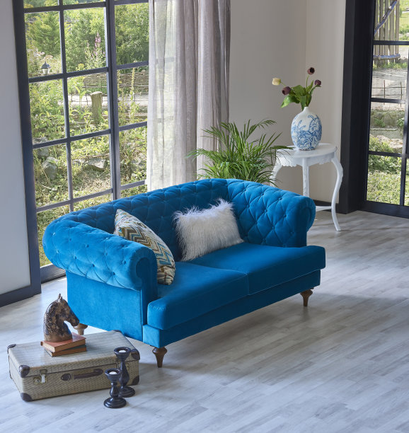 地毯家居风格与蓝色沙发拼花地板，家庭墙壁背景灯和桌子装饰。图片下载