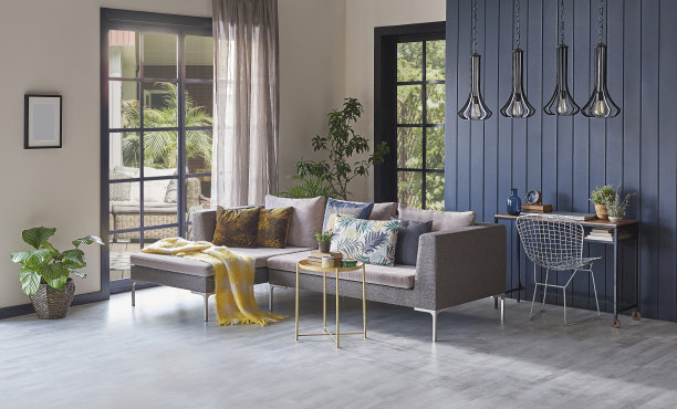 花园景观前的现代灰色沙发和木制背景墙，植物灯花瓶和中间的桌子，家居设计。图片下载