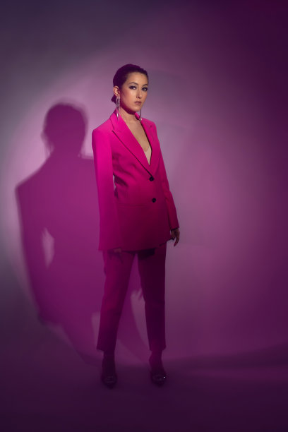 时尚性感的亚洲女性模特的外表在一个商业粉红色的西装图片下载