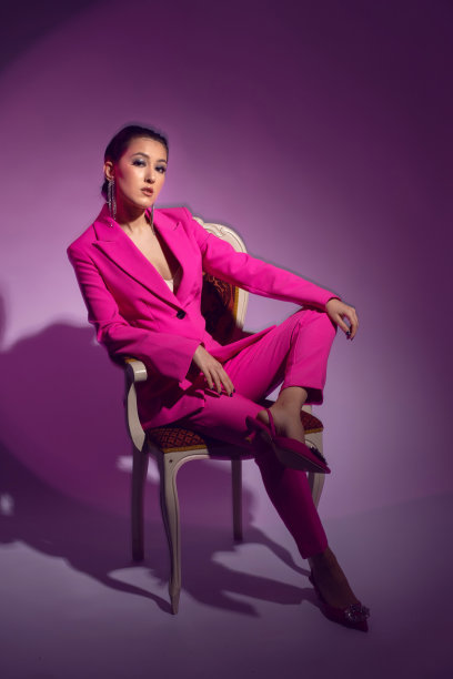 时尚性感的亚洲女性模特的外表在一个商业粉红色的西装图片下载