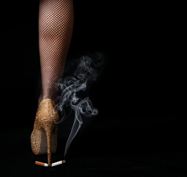 女性穿着网眼袜和高跟鞋图片下载