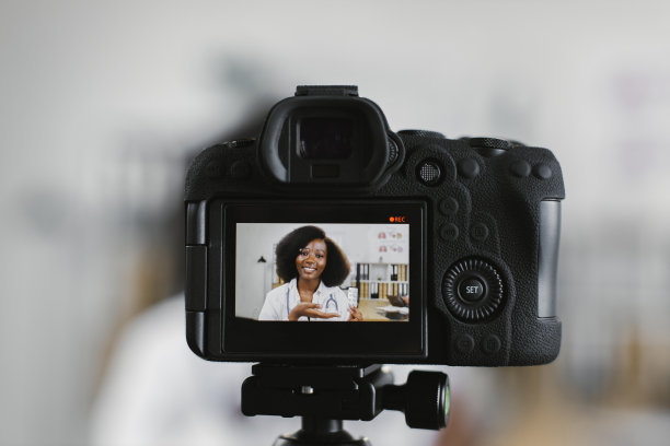 非洲医生在直播中谈论药物图片下载