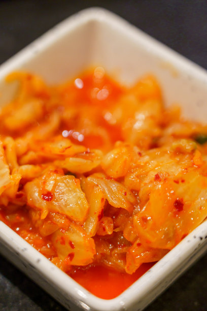 白色托盘上的泡菜图片下载