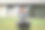 商业女性坐在城市公园的草地上用现代智能手机聊天图片下载