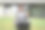 穿着灰色西装的年轻女商人坐在草地上，拿着笔记本电脑，送咖啡图片下载