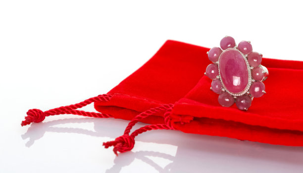 红宝石宝石宝石或宝石戒指在红色天鹅绒袋。收藏天然宝石饰品。影棚拍摄图片下载