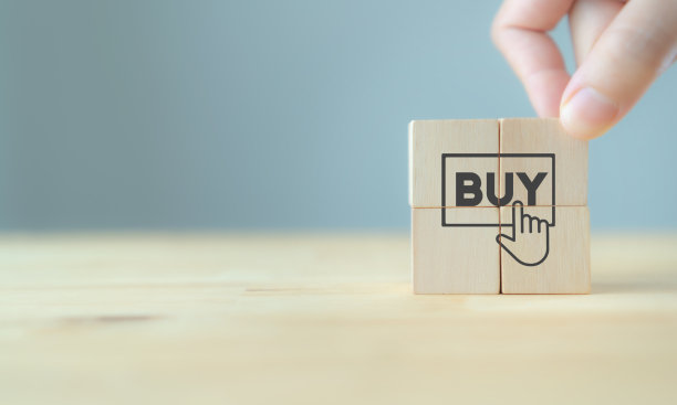 购买或网上购物的概念。转换、客户行为。把木制立方体用手指点击光标购买或注册设计灰色背景和复制空间。营销旗帜。图片下载