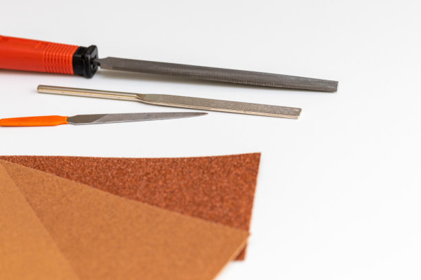 白桌子上放着铁锉刀和砂纸图片下载