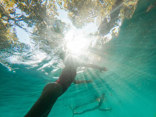 一个女人在热带天然井里潜水，水下拍摄图片下载