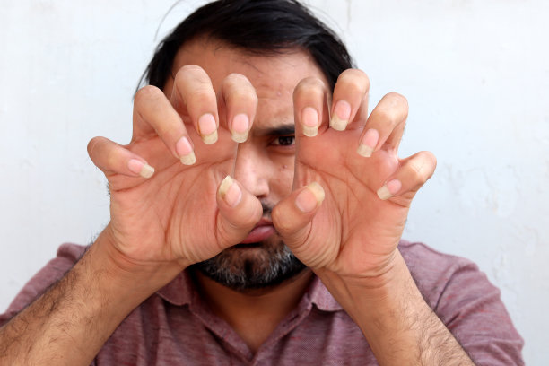 男人在镜头前露出指甲图片下载