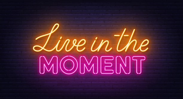 活在当下砖墙背景上的霓虹灯字。图片下载