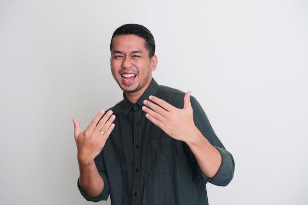 成年亚洲人表现出兴奋的表情，而要求别人跟随他的手势图片下载