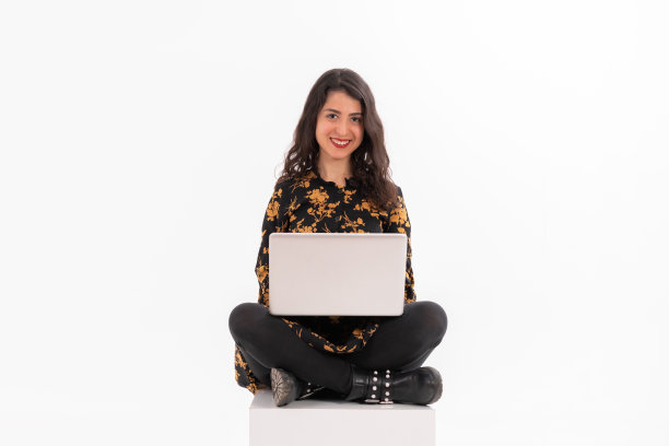 美丽年轻女性的微笑。在笔记本电脑上单独工作，白色图片下载