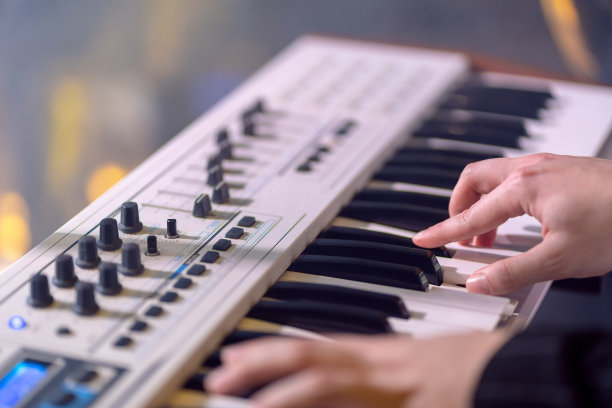 近距离拍摄的键盘音乐家工作在一场音乐会。键盘手在舞台上演奏键盘。有选择性的重点图片下载