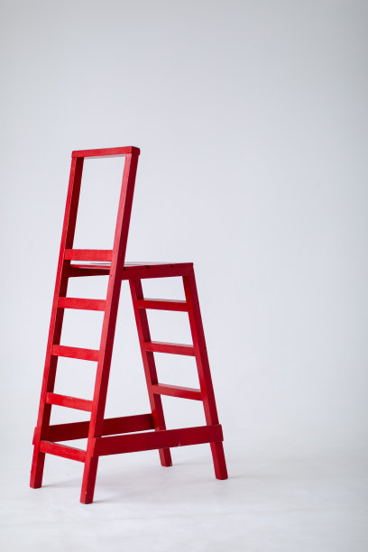 浅色背景上的红色木制楼梯。花园工具。起重设备。图片下载