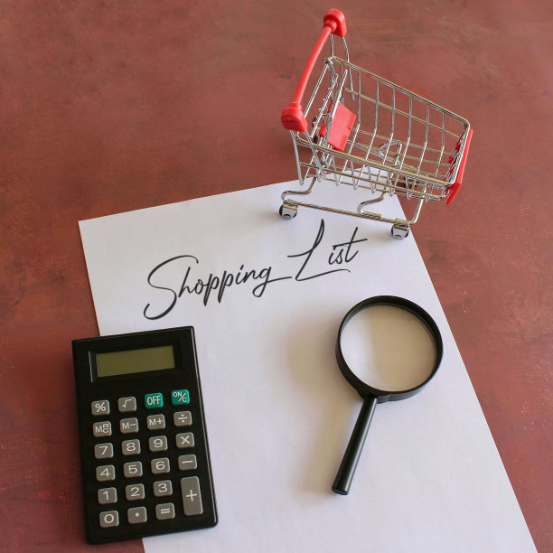 计算器，购物车，放大镜和纸与文字购物清单。图片下载