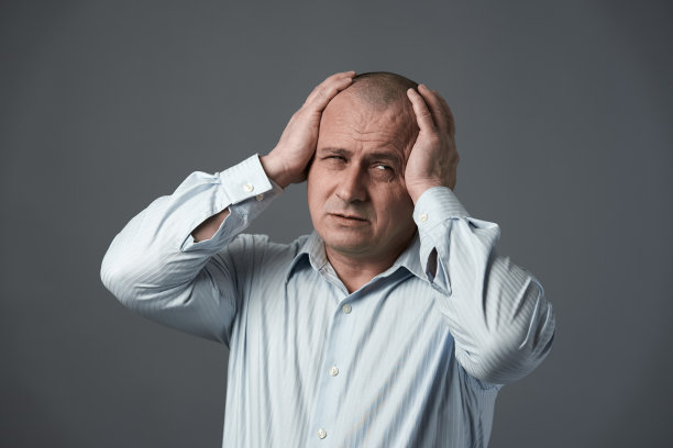 资深商人，偏头痛严重图片下载