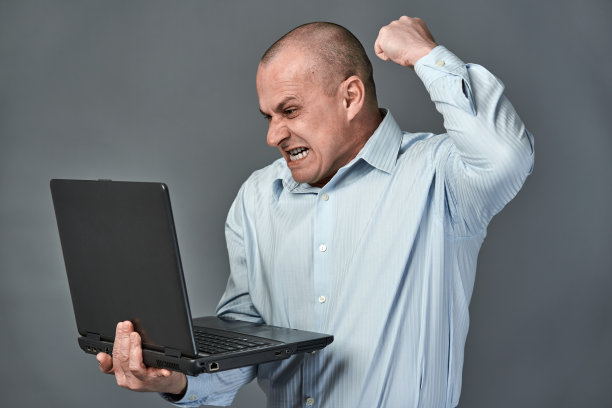 商人准备打他的笔记本电脑图片下载