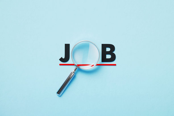 放大镜形成工作字在蓝色背景图片下载