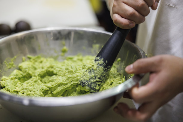 在餐厅厨房里制作鳄梨酱图片下载