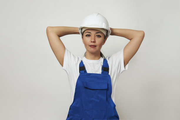 年轻女工站在白色背景上的肖像图片下载