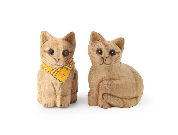 木制猫模型孤立在白色背景与剪辑路径。图片下载