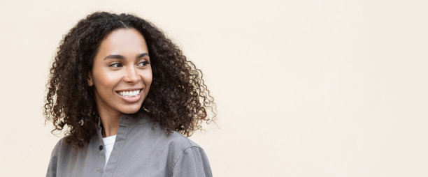 年轻女子特写孤立的工作室肖像，旗帜图片下载